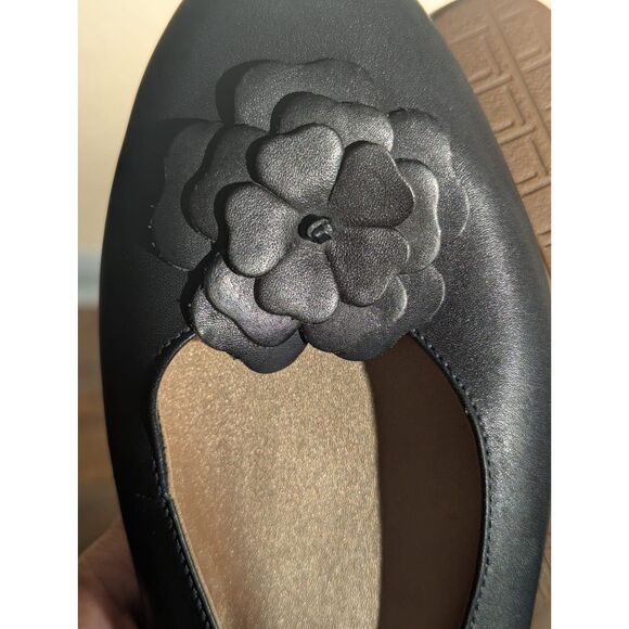 LL Bean Navy Blue Slingback Flats - Size 9 1/2 - Sweet Floral Detail! - Picture 3 of 4